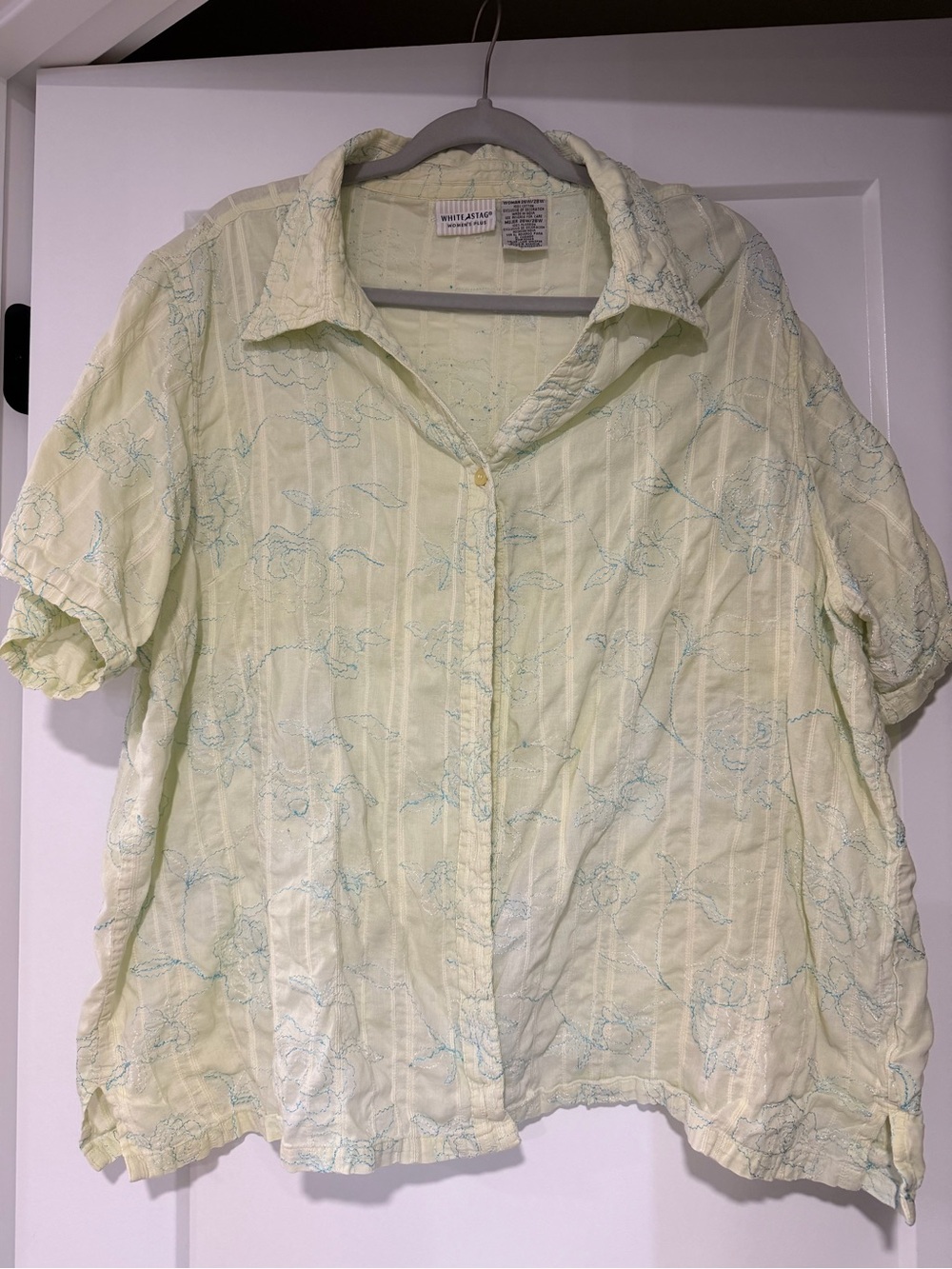 VINTAGE White Stag Light Yellow Floral Button-Front Womenโs Shirt